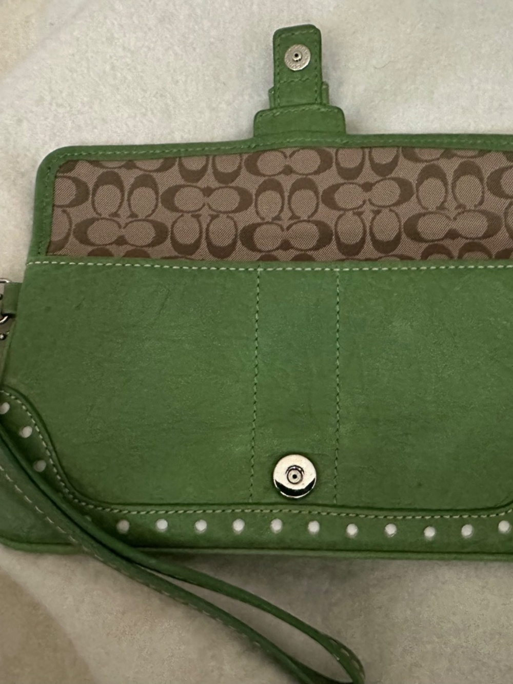 COACH vintage rare apple green color with a snap closure. - Picture 9 of 9